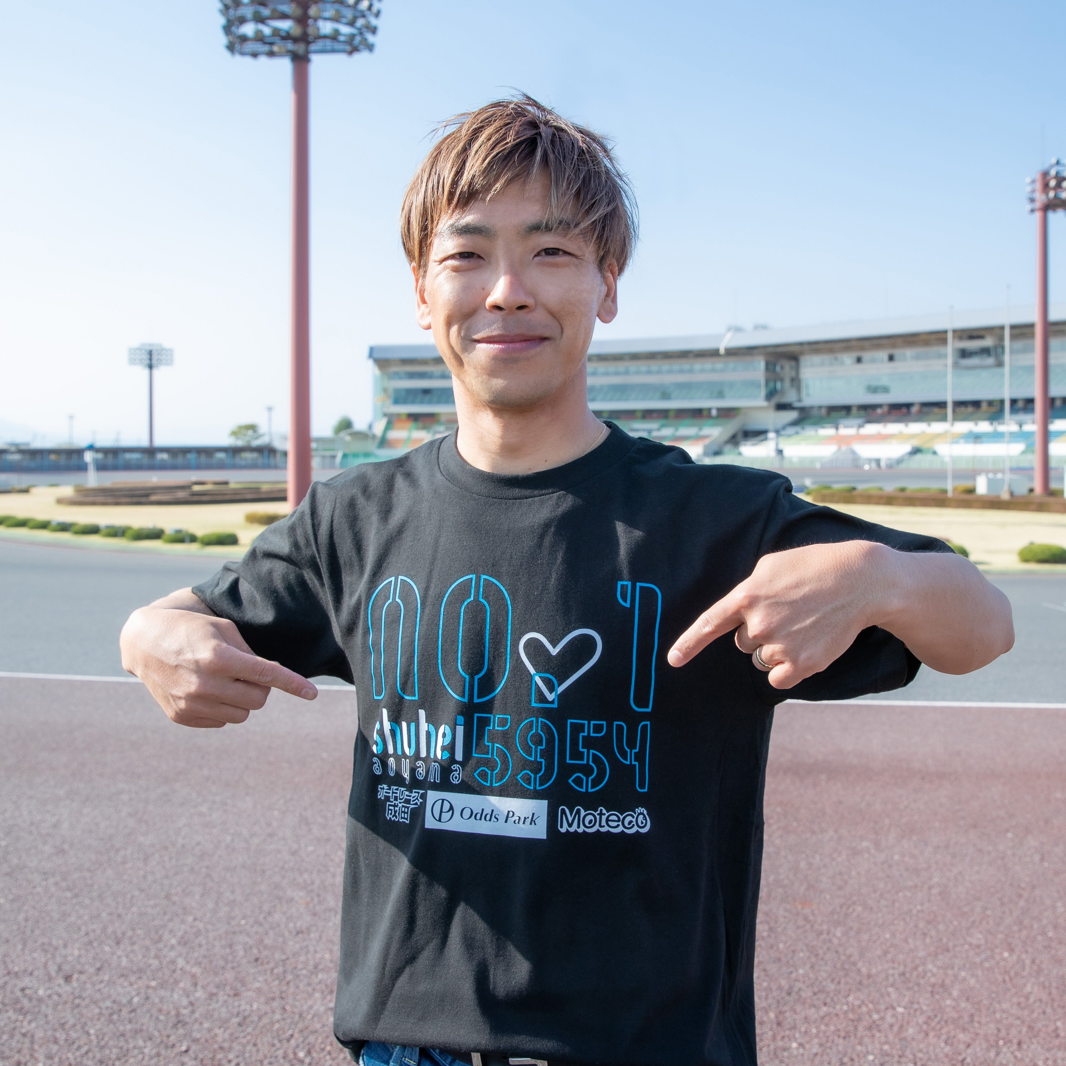 青山周平選手No. 1デザインTシャツ販売のお知らせ – オートレーサーストア